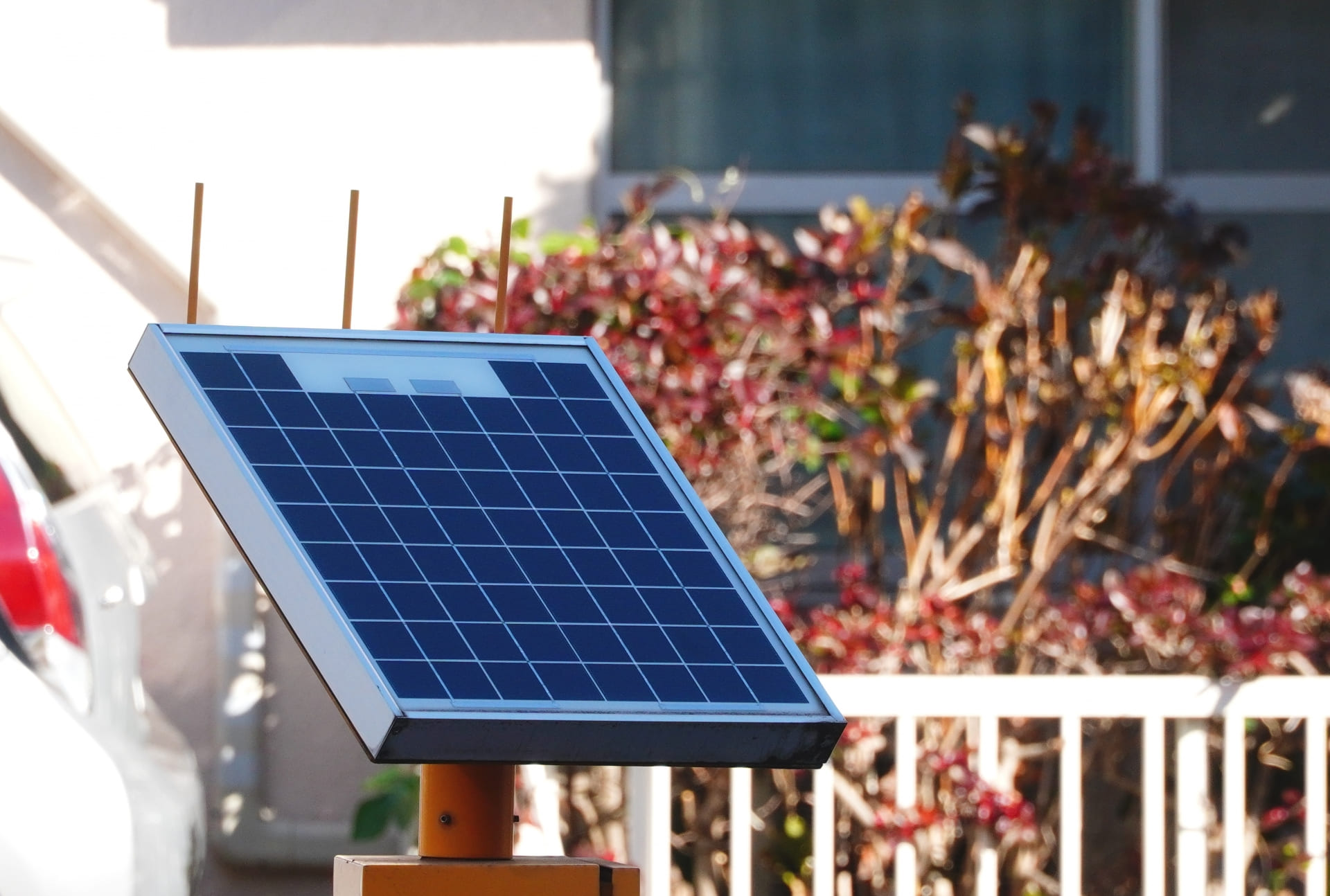 設置できない屋根？太陽光発電の代替案と活用方法