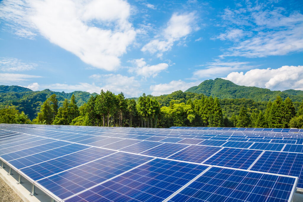 太陽光発電の反射光問題とは？発生する要因や対策を紹介